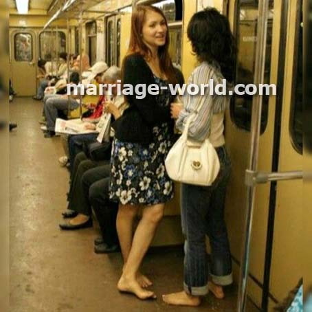 donna russa a piedi nudi nella metropolitana di san pietroburgo