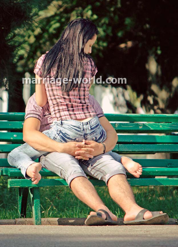 donna russa seduta sulle ginocchia dell'uomo straniero
