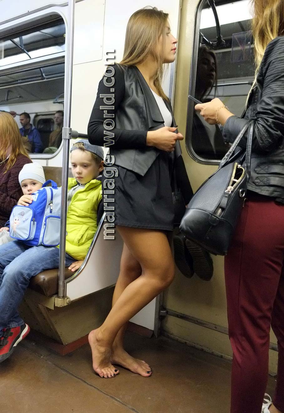 ragazza russa a piedi nudi nella metropolitana di mosca