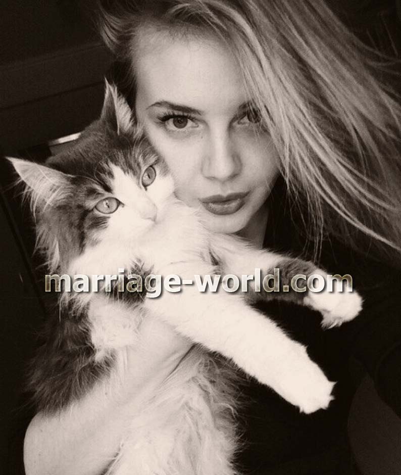 donna russa con gatto