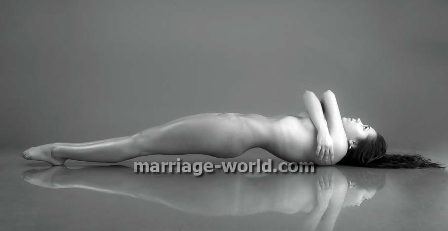 donna russa bionda nuda sdraiata sul pavimento