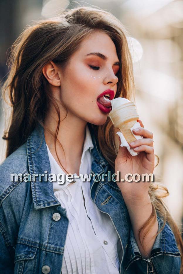 donna russa che mangia il gelato