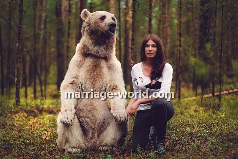 donna russa con un orso