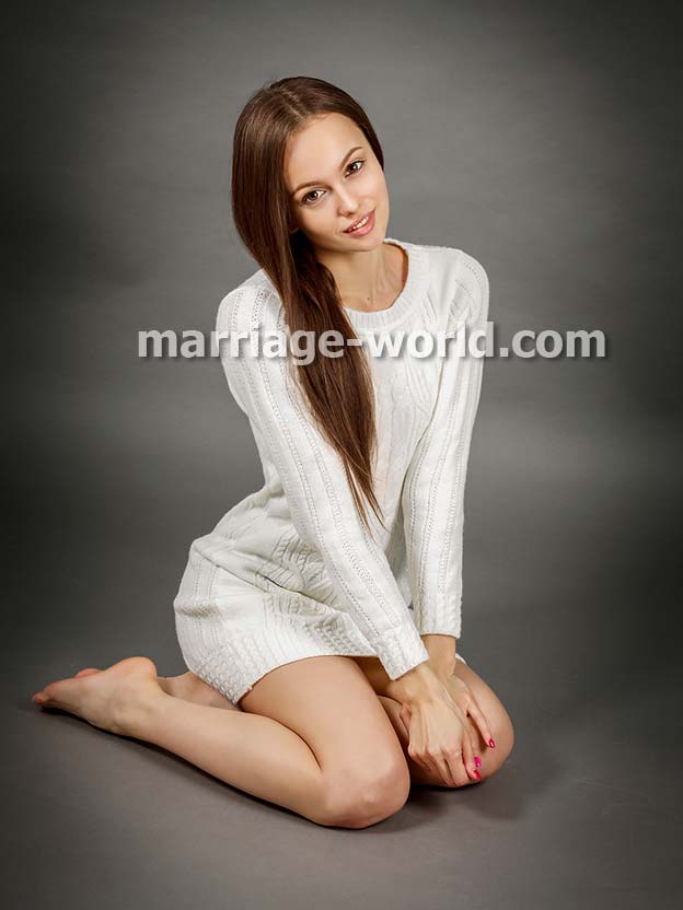 donna russa in un vestito bianco
