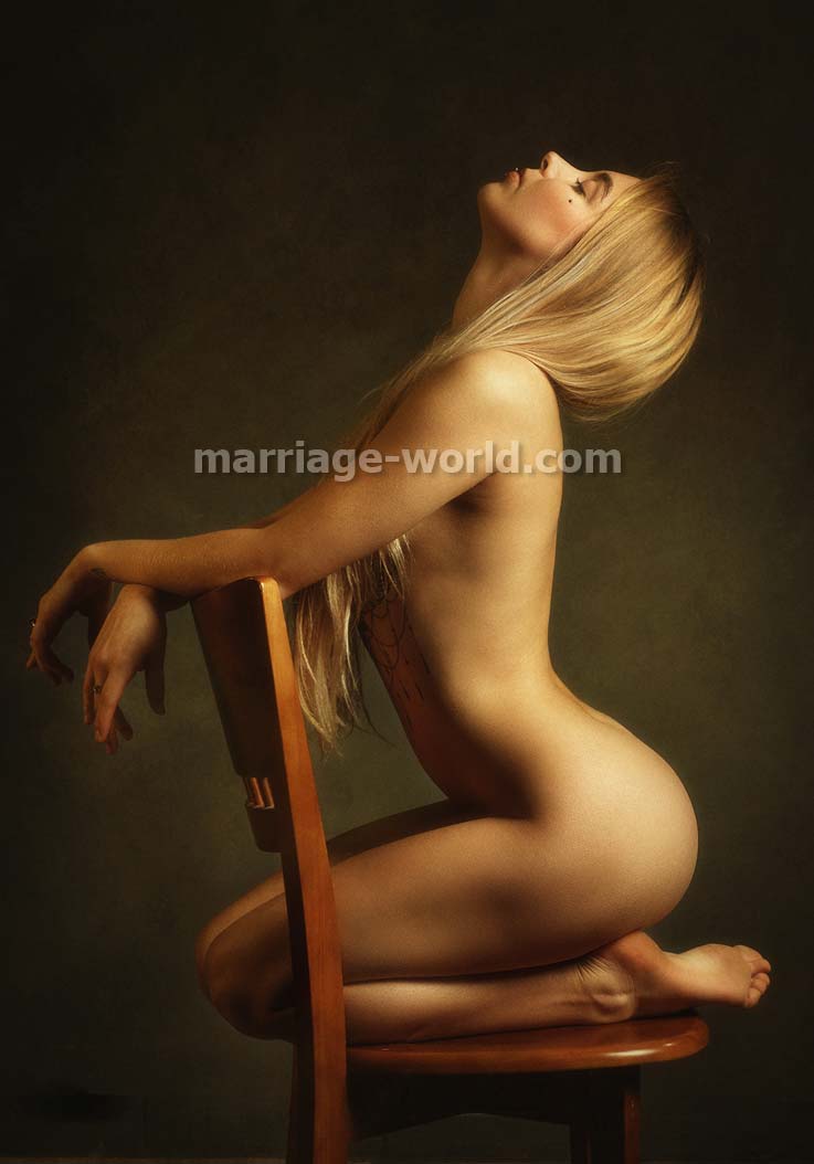 donna russa nuda con bel corpo