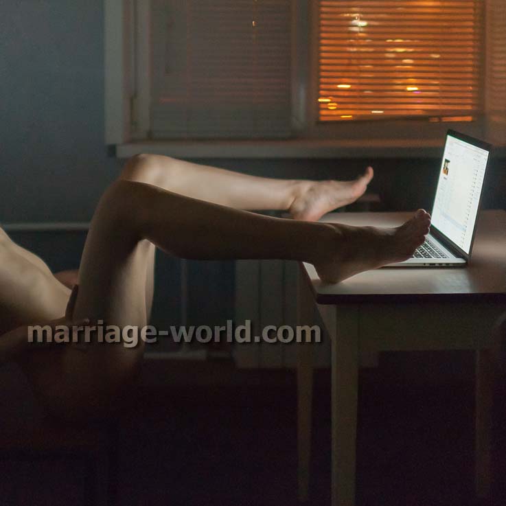 donna russa nuda con gambe lunghe e sexy