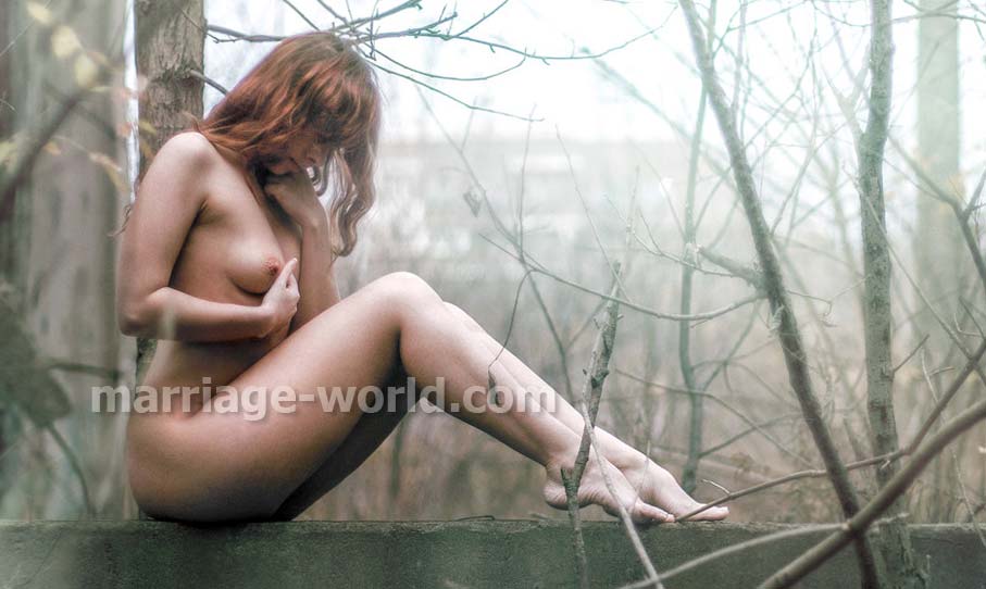 donna russa nuda seduta nel bosco