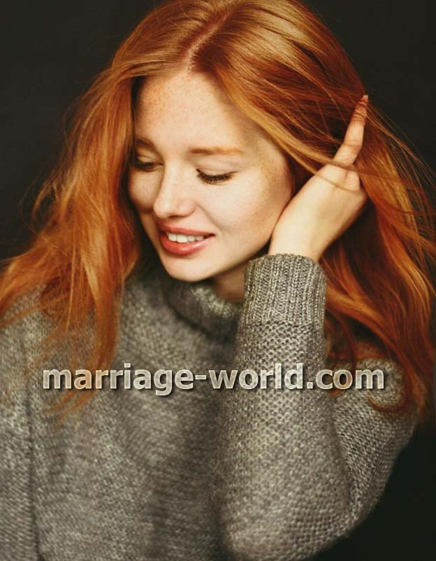 molto bella donna russa dai capelli rossi