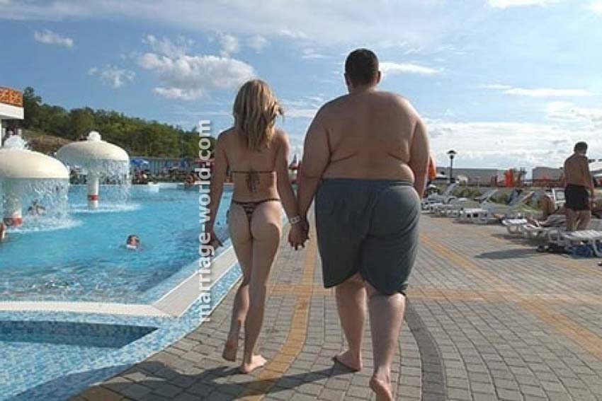 uomo grasso e una ragazza